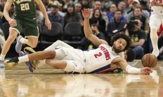 九游娱乐入口-包含辽宁队鏖战雄鹿，德罗赞点燃赛场的词条