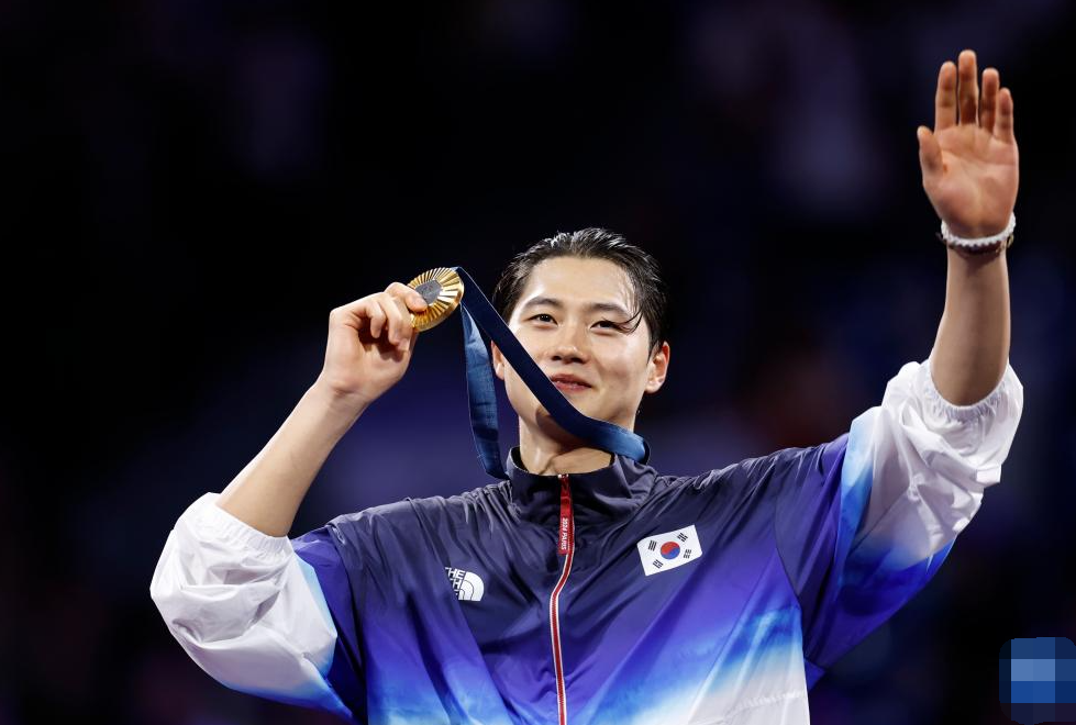 韩国选手在击剑项目中表现出色，夺冠