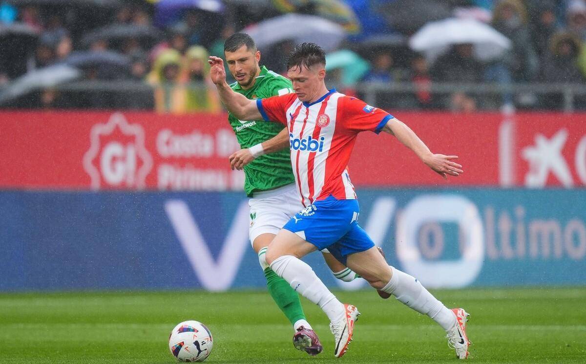 塞维利亚主场大胜皇家贝蒂斯，斩获三分