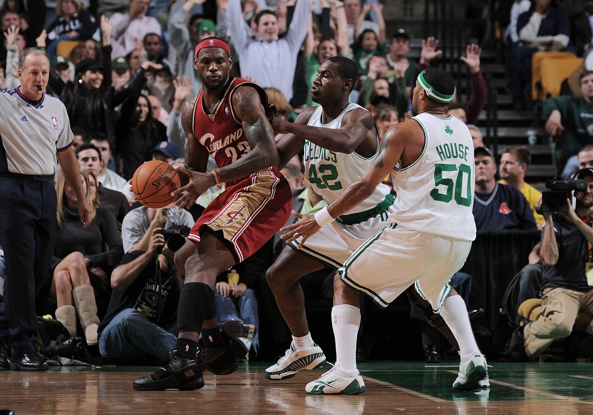 凯尔特人队大胜步行者队,登上榜首 凯尔特人队大胜步行者队,登上榜首