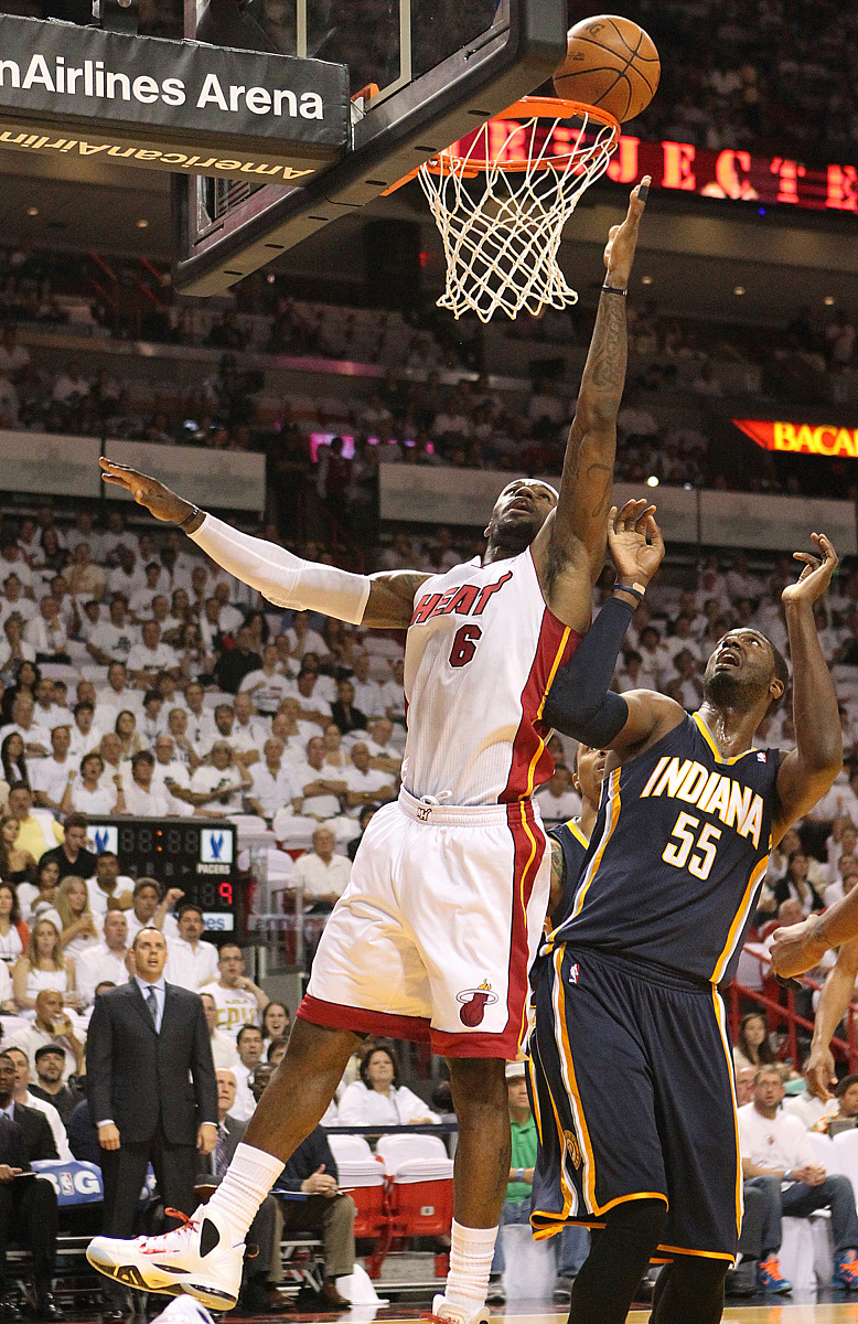 比赛如火如荼,场上激战场面令人目不转睛的简单介绍 比赛如火如荼,场上激战场面令人目不转睛的简单介绍