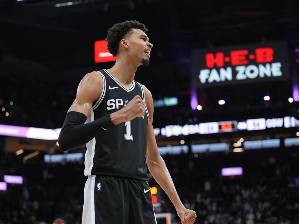 美国男篮强势马刺，巴恩斯制霸全场