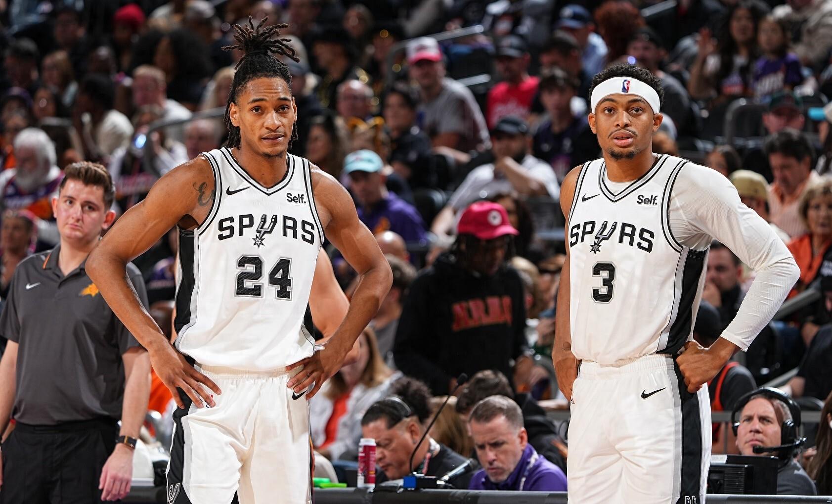 美国男篮强势马刺，巴恩斯制霸全场